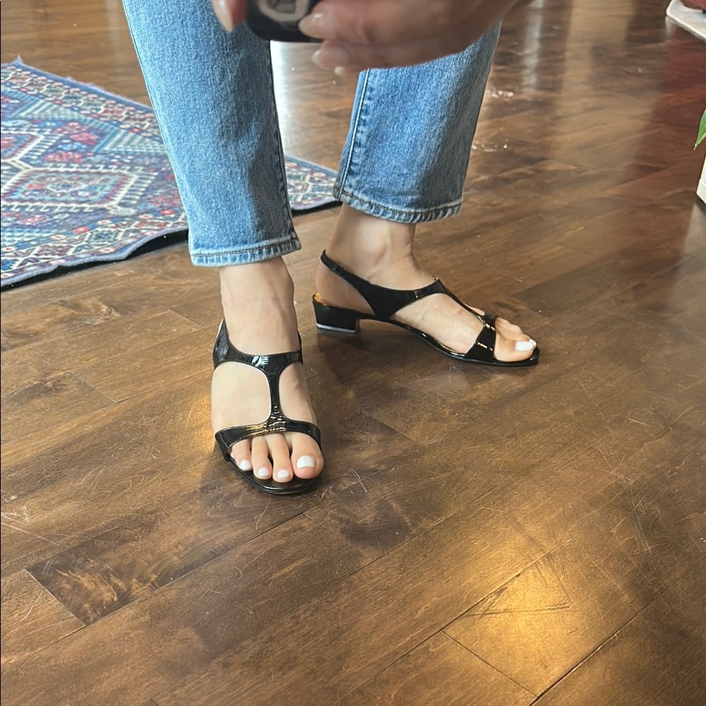 Enzo Angiolini Black Sandals Simple Thong Style